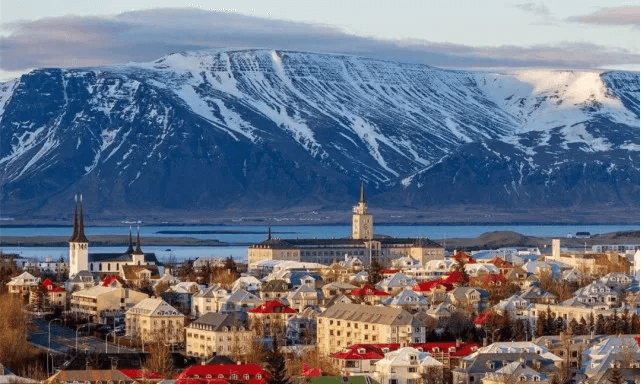 球场供暖，冰岛这才叫全民足球！~